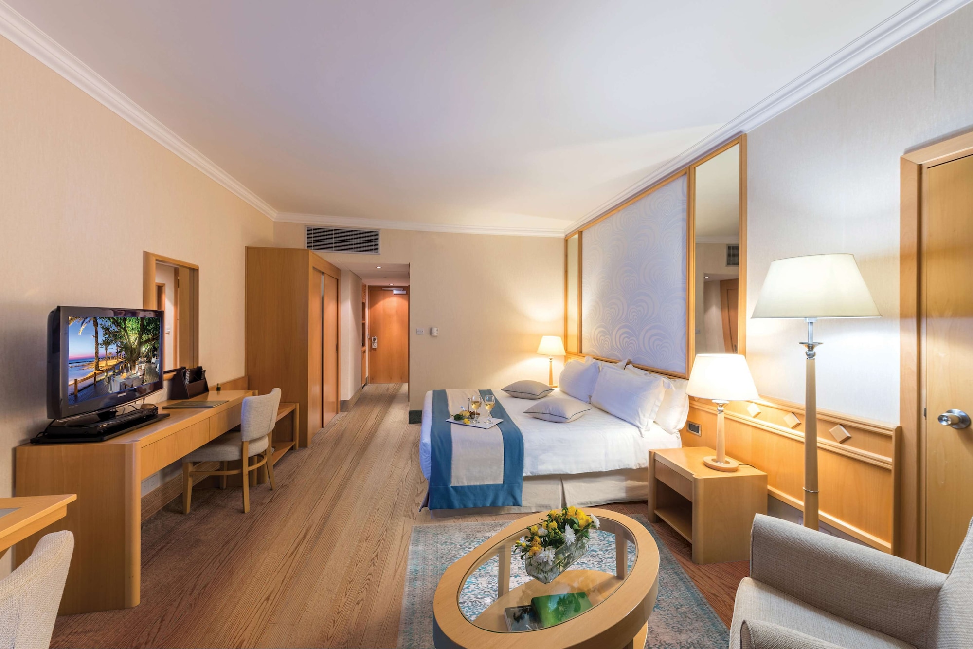 Junior Suite Land View