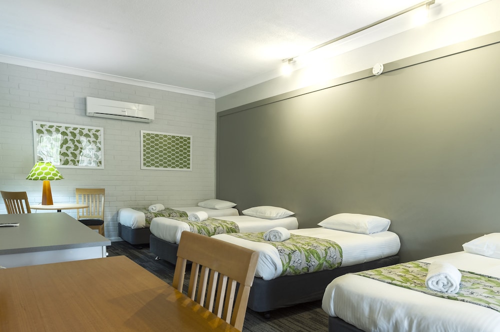 IPSWICH COUNTRY MOTEL 39/49