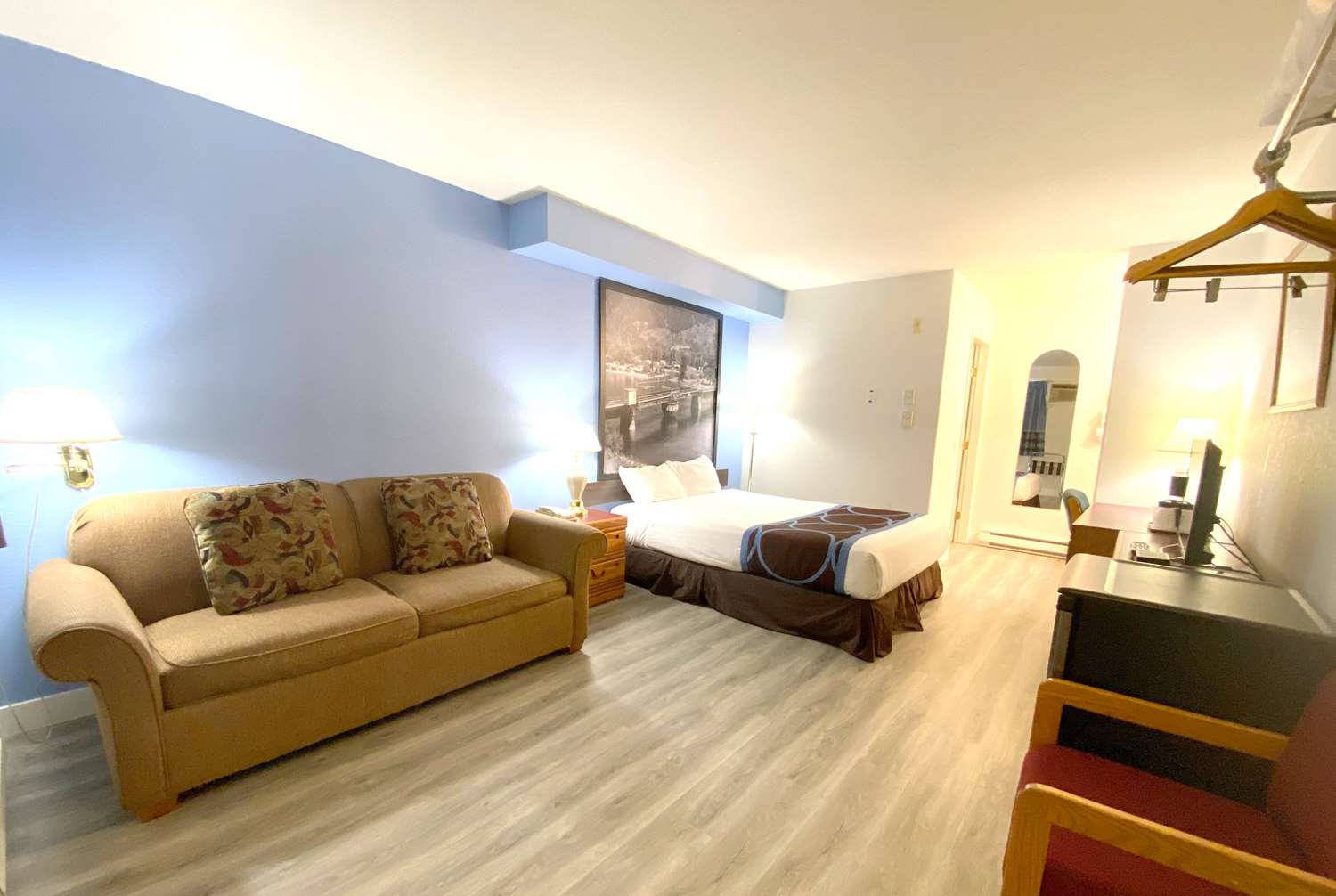 Super 8 by Wyndham Sicamous 10/23