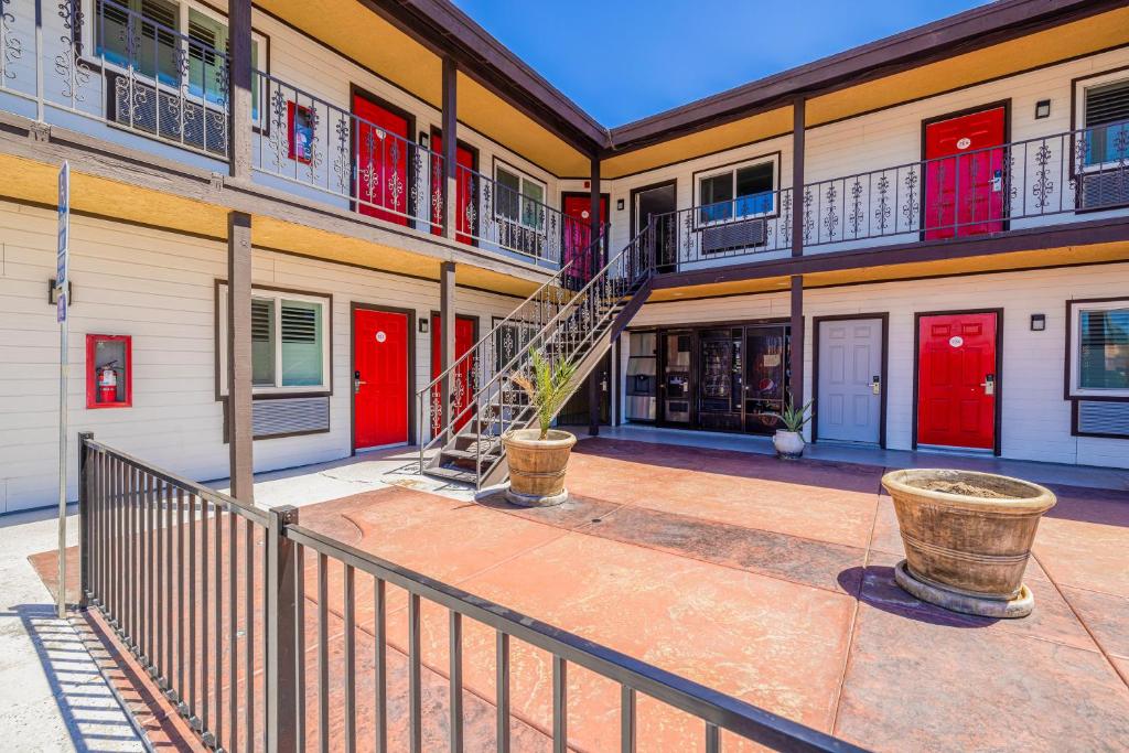 Hotel Avenida Victorville I-15 33/44