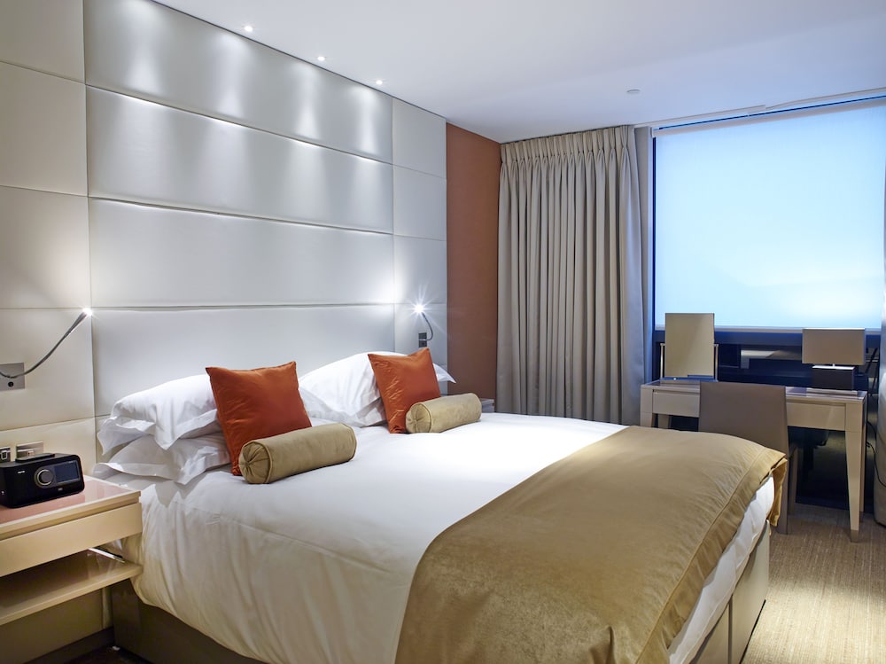 Cheval Three Quays 11/56