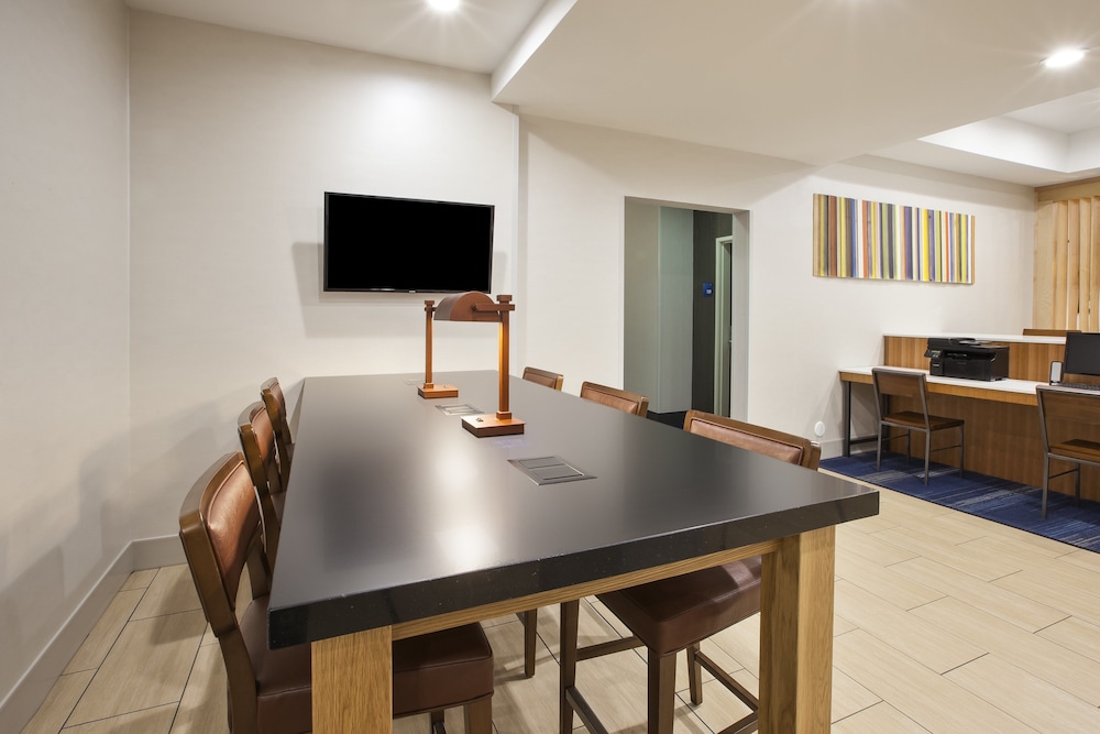 Holiday Inn Express Hotel Suites Niles 49/51