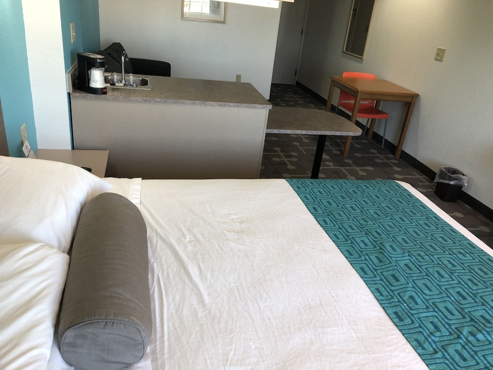 Red Lion Inn & Suites Elk Grove Village, IL 21/42