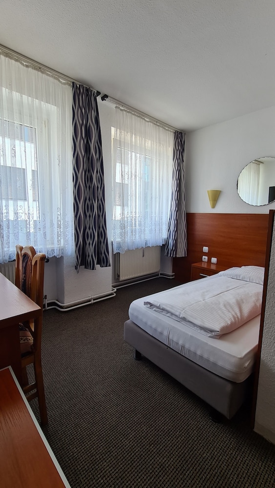 ROOM, SINGLE