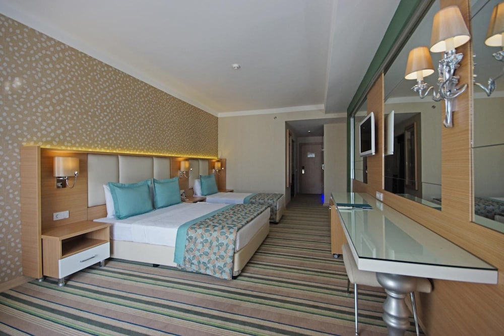 Royal Garden Beach Hotel 13/45