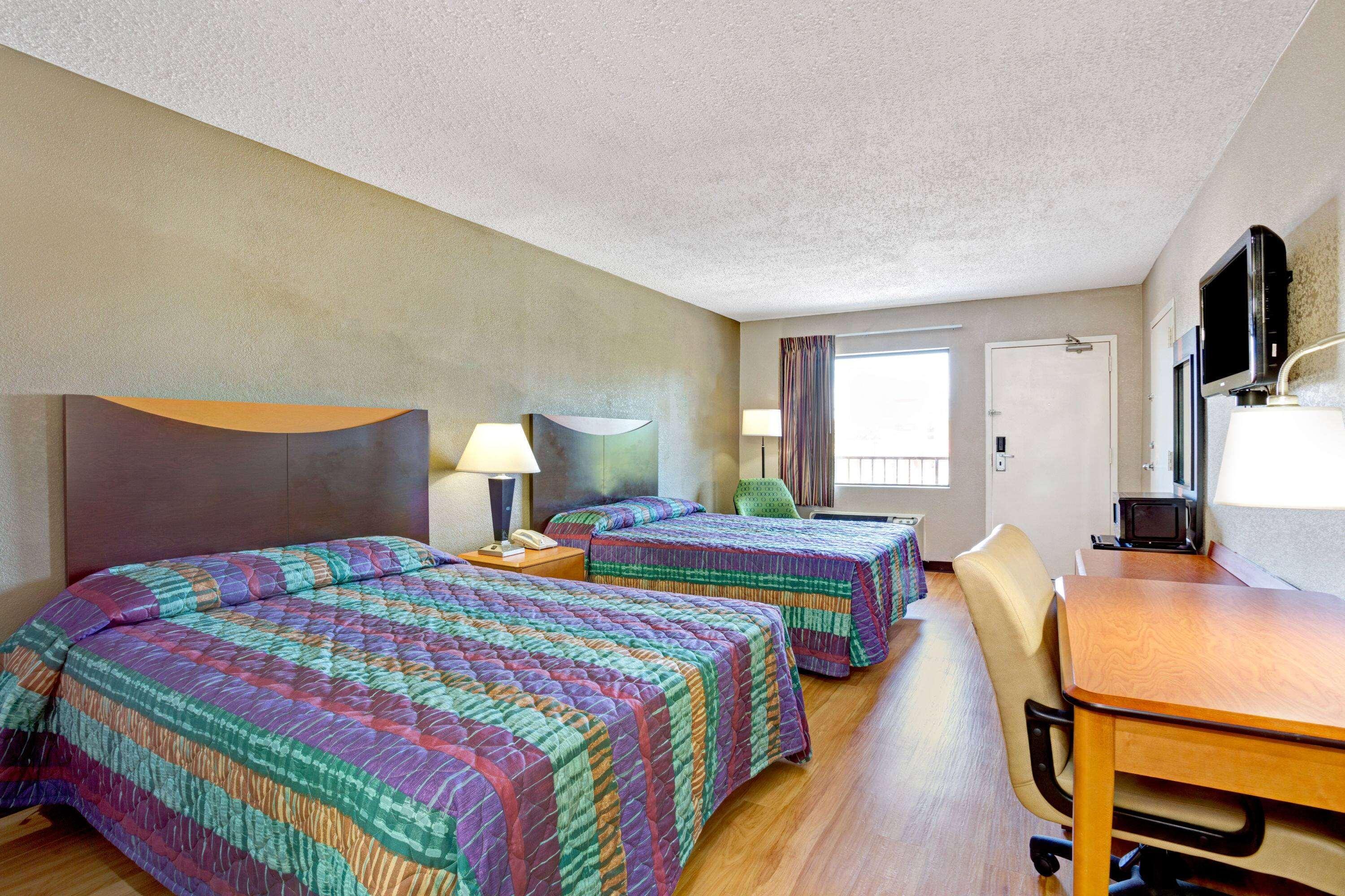 Room, Quadruple, Queen Bed, Smoking