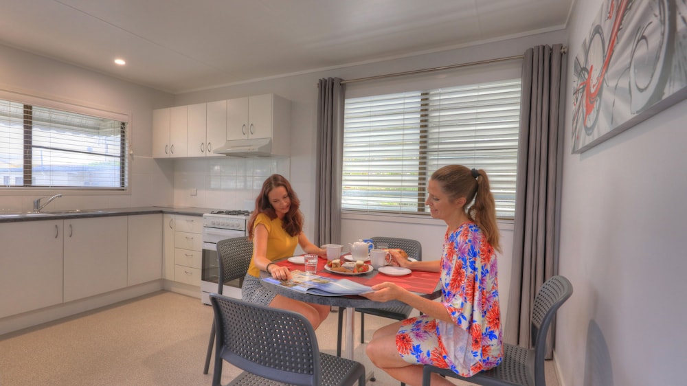 Alex Beach Cabins and Tourist Park 25/50