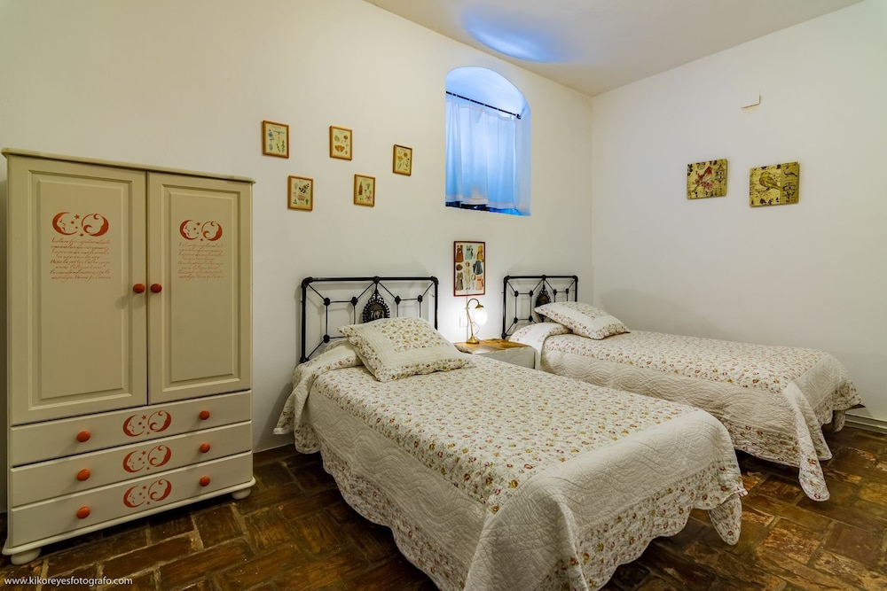 FAMILY, MULTIPLE BEDS