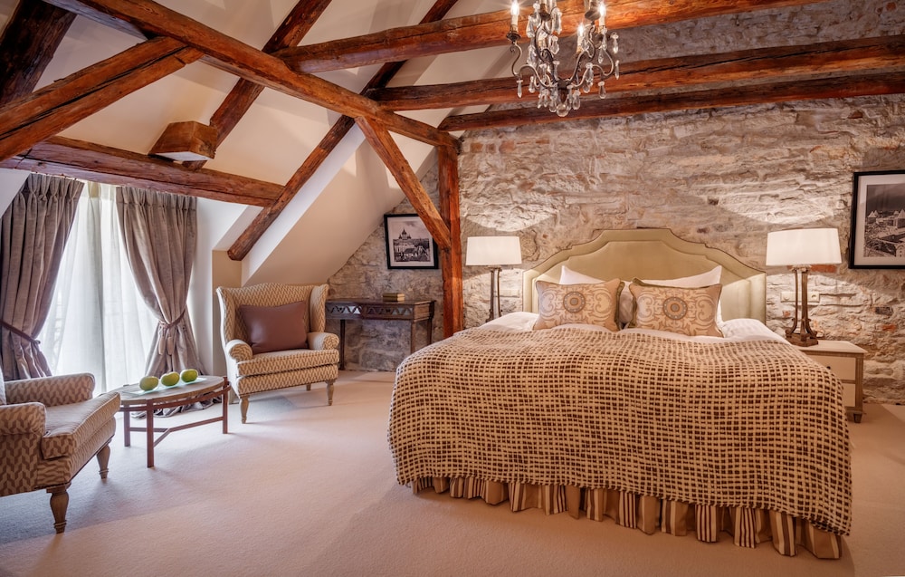 PRESIDENTIAL, SUITE, DOUBLE OR TWIN BED