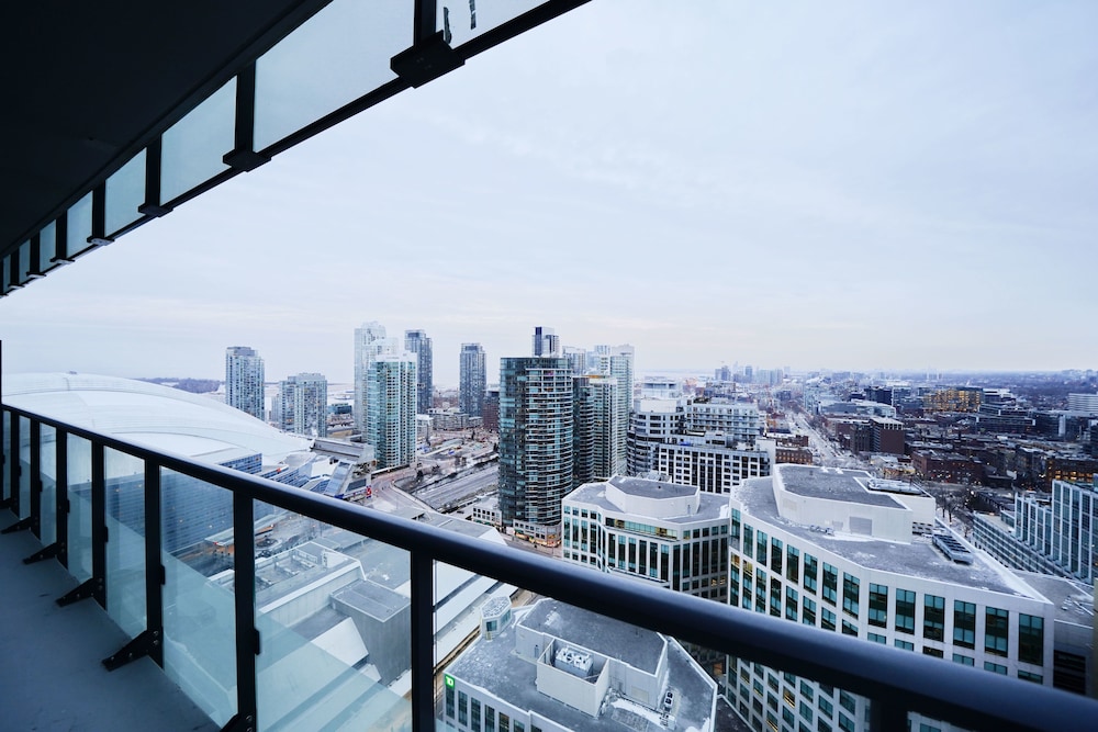 Grand Royal Condos - Cn Tower 6/71