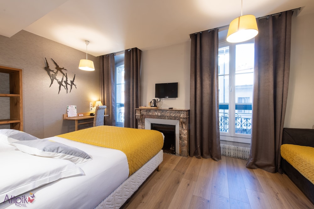 ROOM, TRIPLE, DOUBLE BED, SOFA