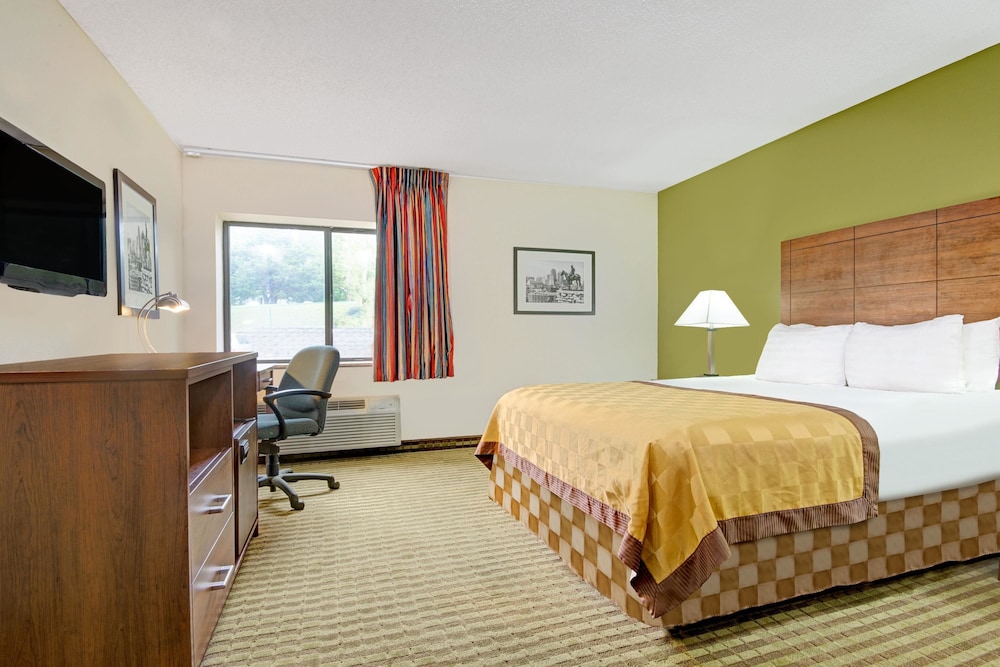 Days Inn & Suites By Wyndham Kansas City South 11/43