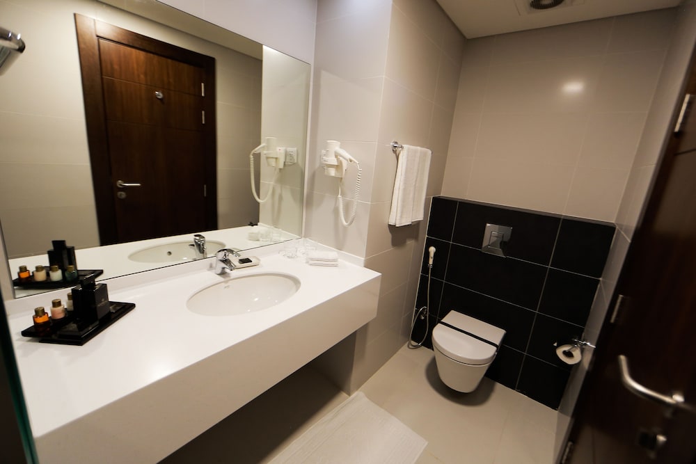 Executive, Suite, King Bed, Coral Tower Hotel By Hansa 3/3