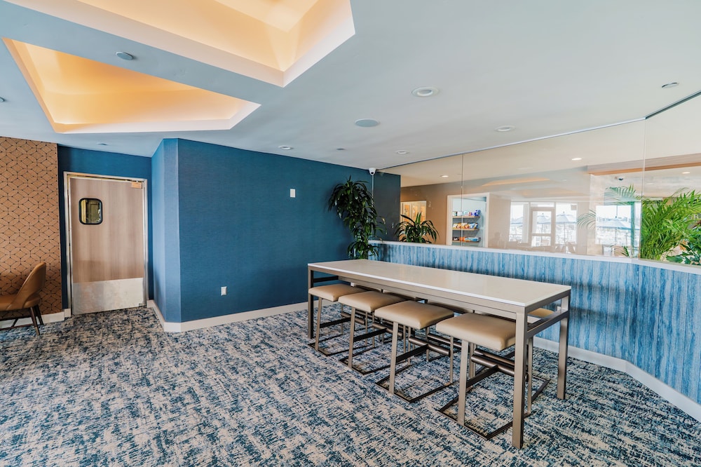 Bay Club Hotel & Marina 33/65