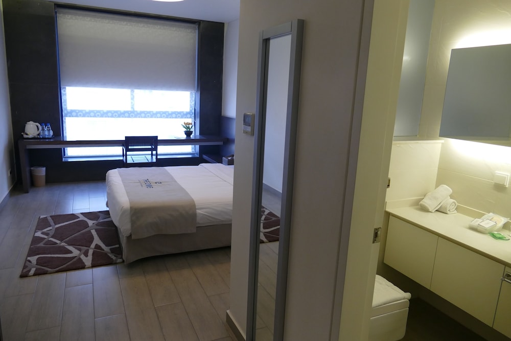 Three O Nine Hotel 46/50
