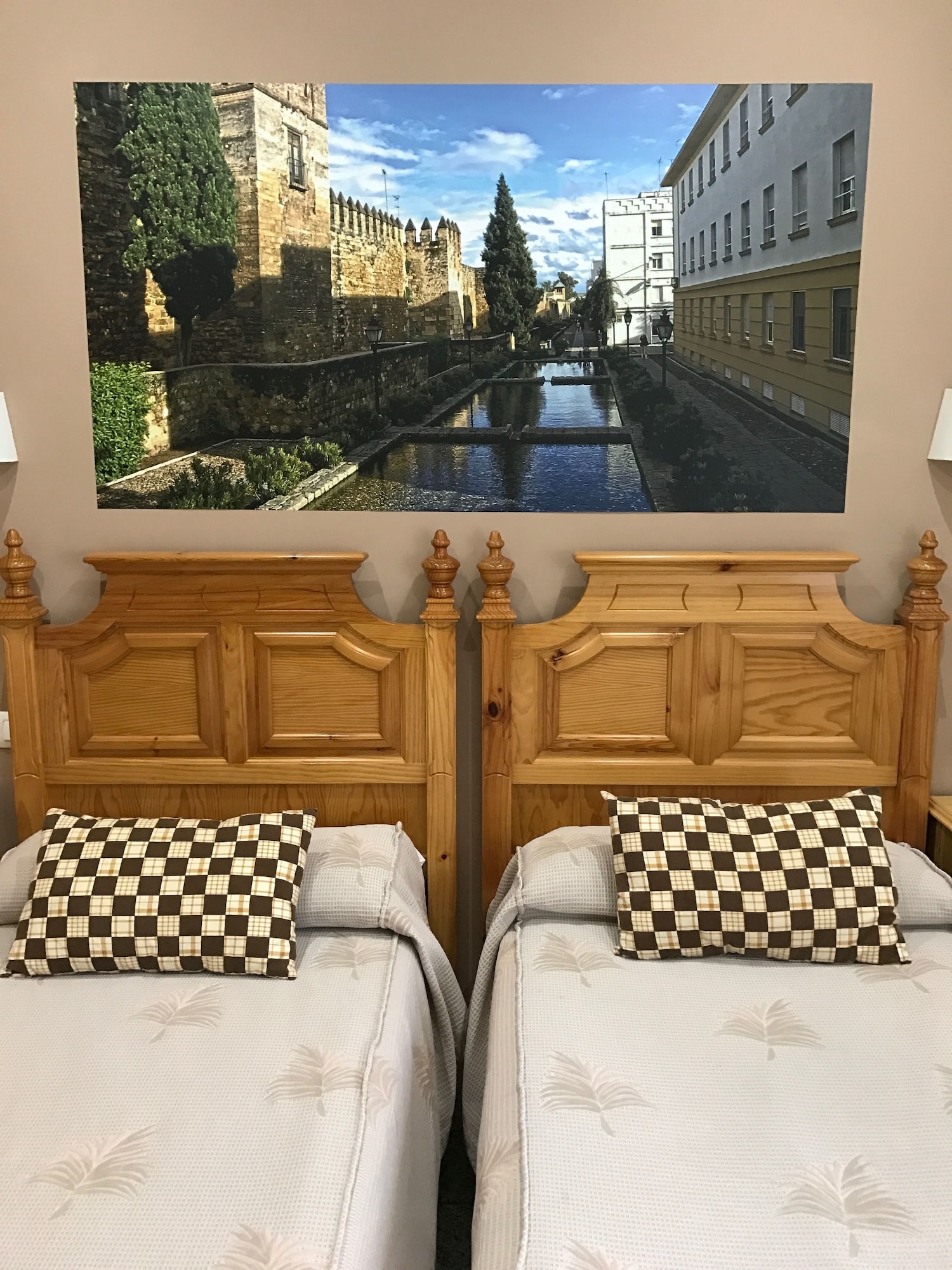 ROOM, DOUBLE OR TWIN BED