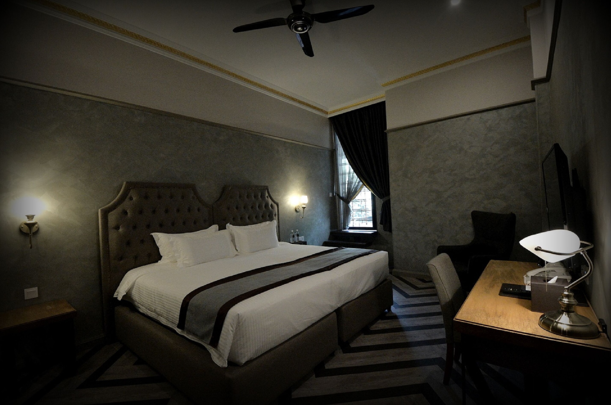 Premier, King Bed, Balcony, 1969 Business Suites @ Ipoh Garden 3/8