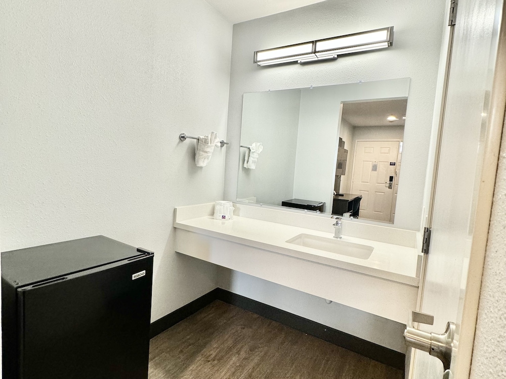 غرفة ديلوكس بسرير كينج، Motel6 Bellflower, CA - Los Angeles 9/9