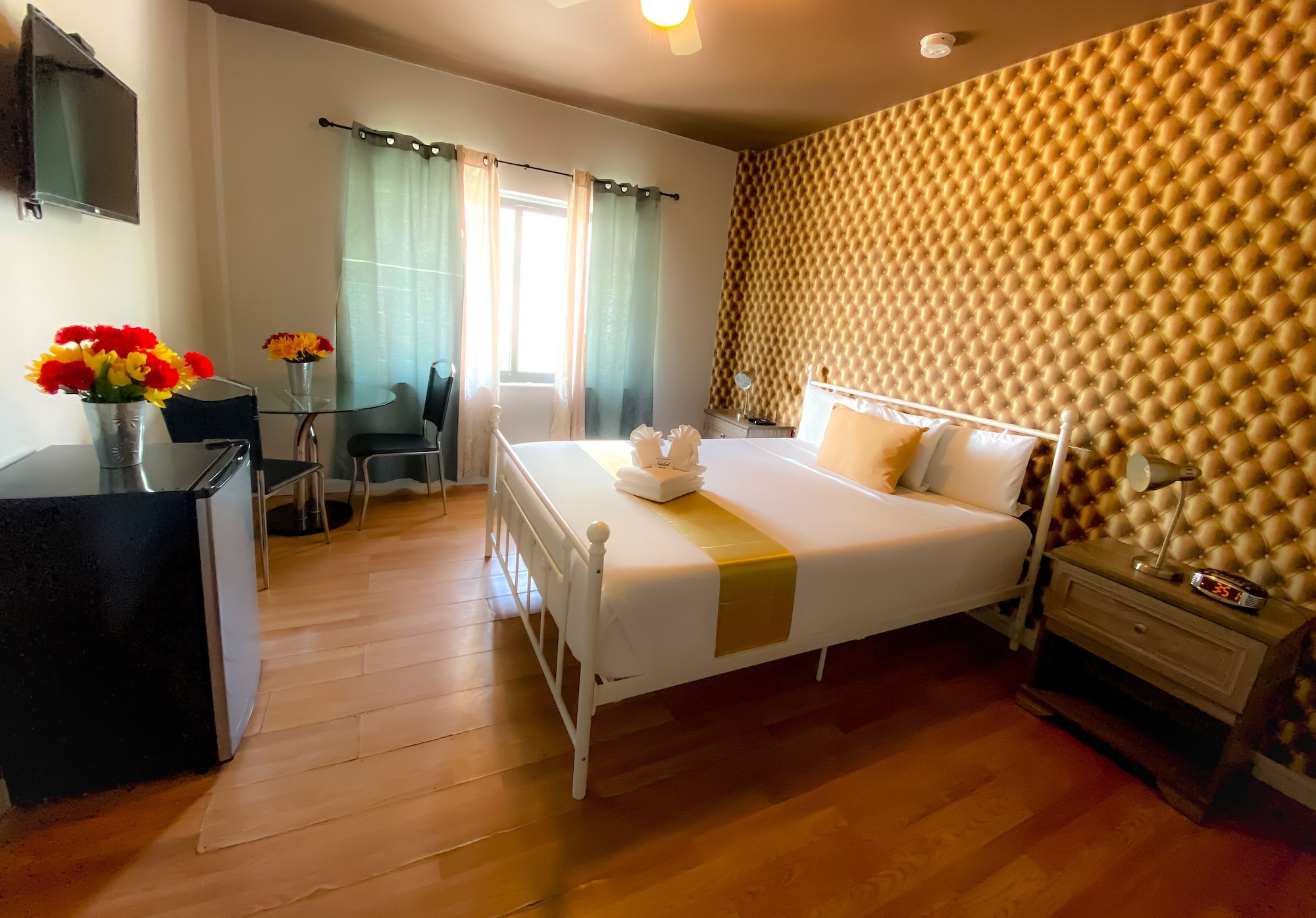 ROOM, KING BED