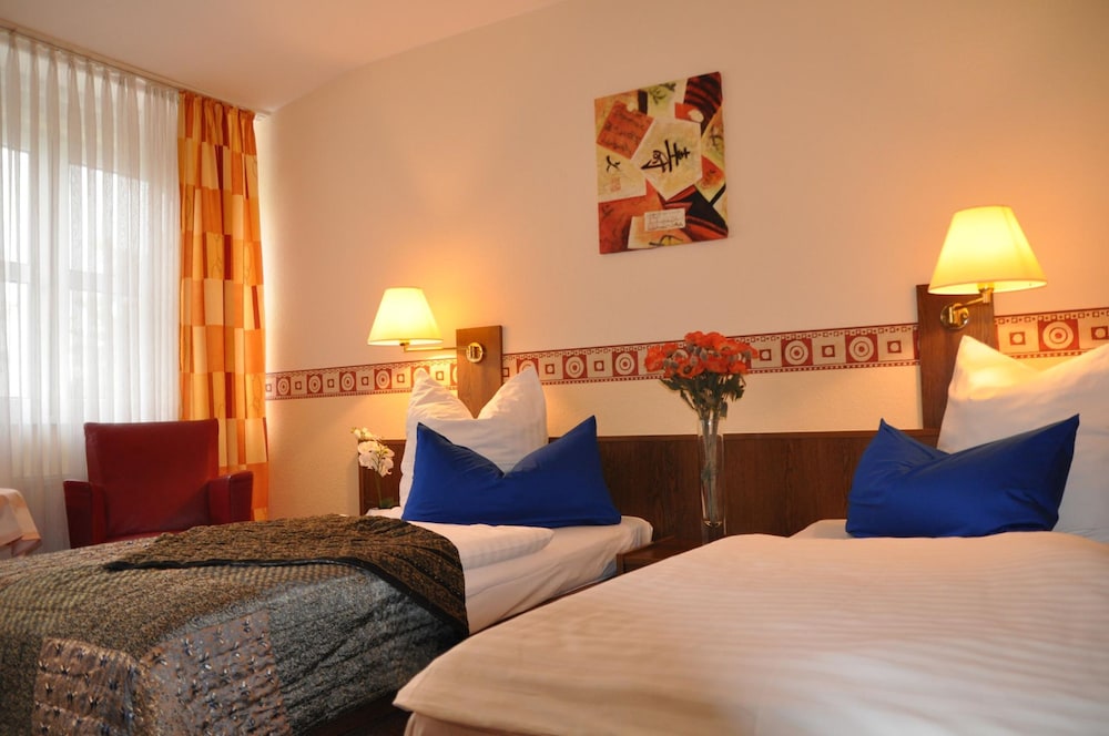 ROOM, DOUBLE OR TWIN BED