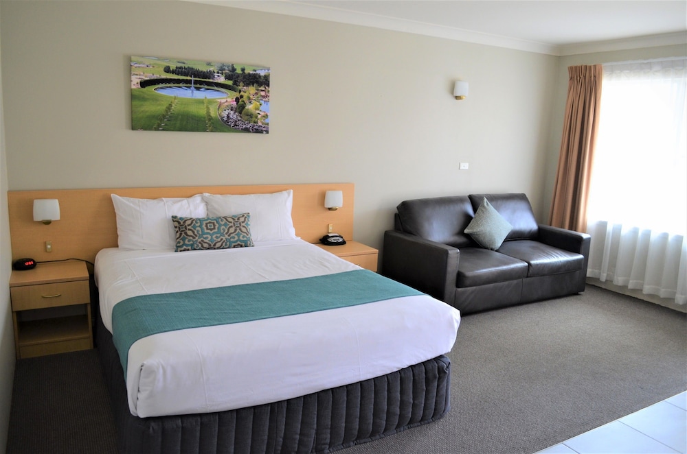 Deluxe, Queen Bed, Sofa