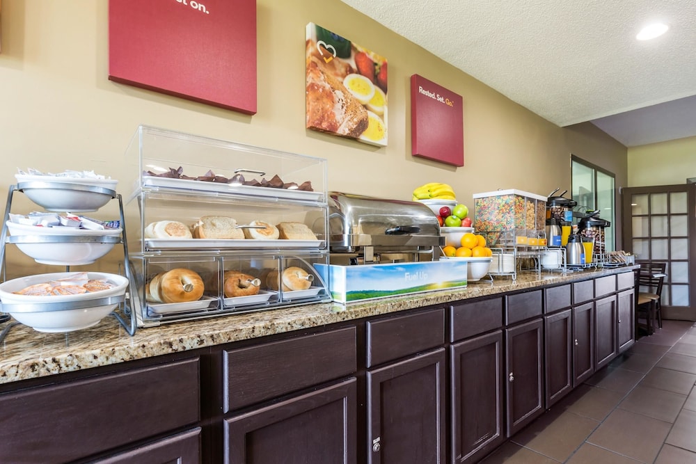 Comfort Suites Near I-80 And I-94 27/39