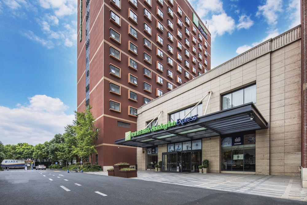 Holiday Inn Express New Jinqiao 1/35