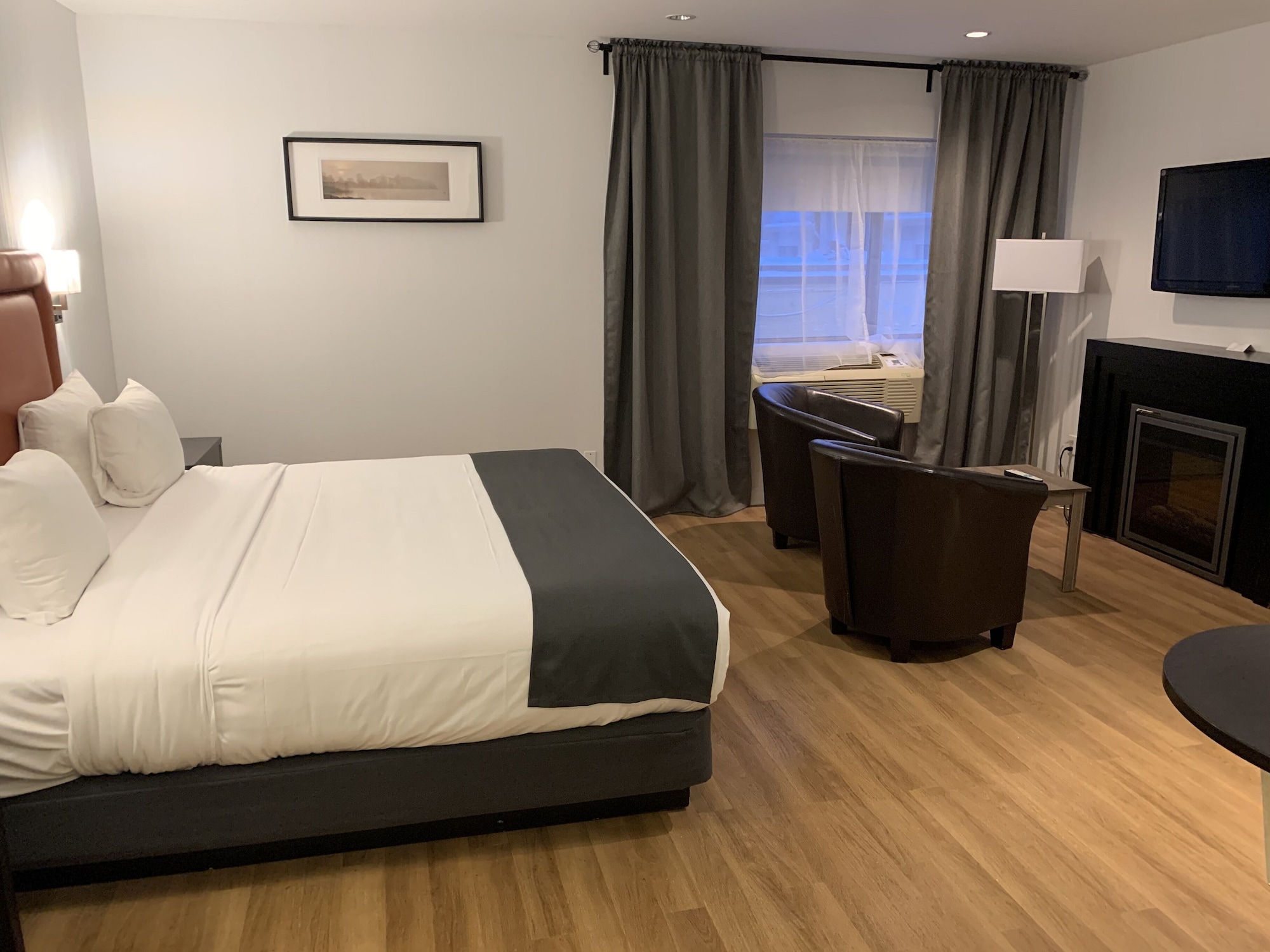 MEDIUM, SUITE, KING BED, JETTED TUB