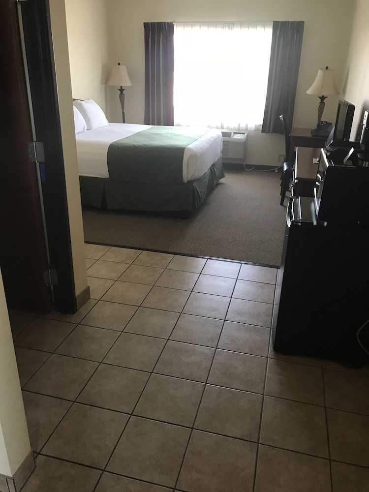 Edgewood Hotel and Suites 27/27