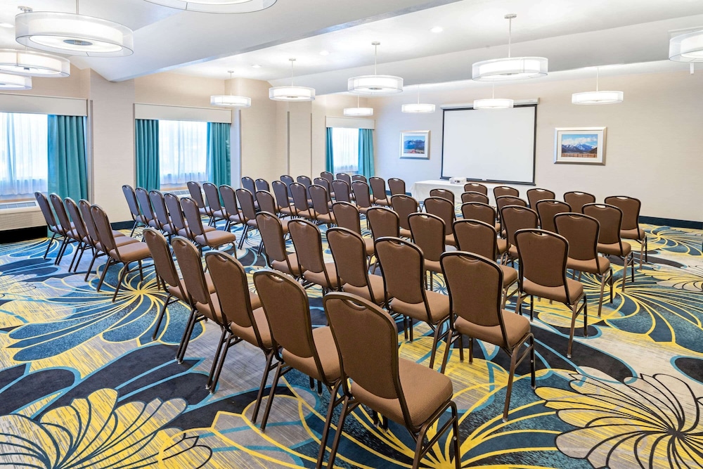La Quinta Inn & Suites by Wyndham Logan 35/42