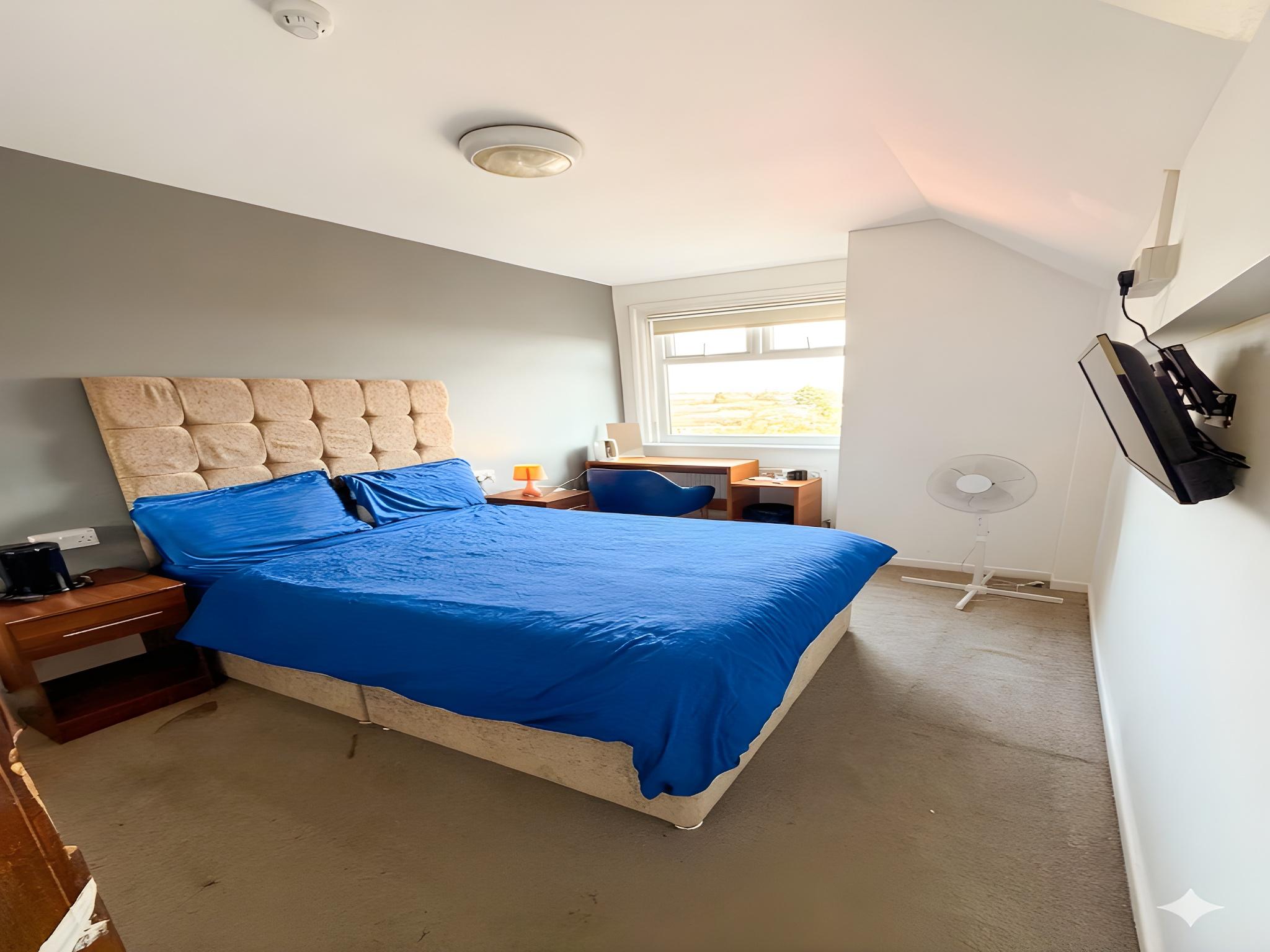 Room, Queen Bed, External Bathroom