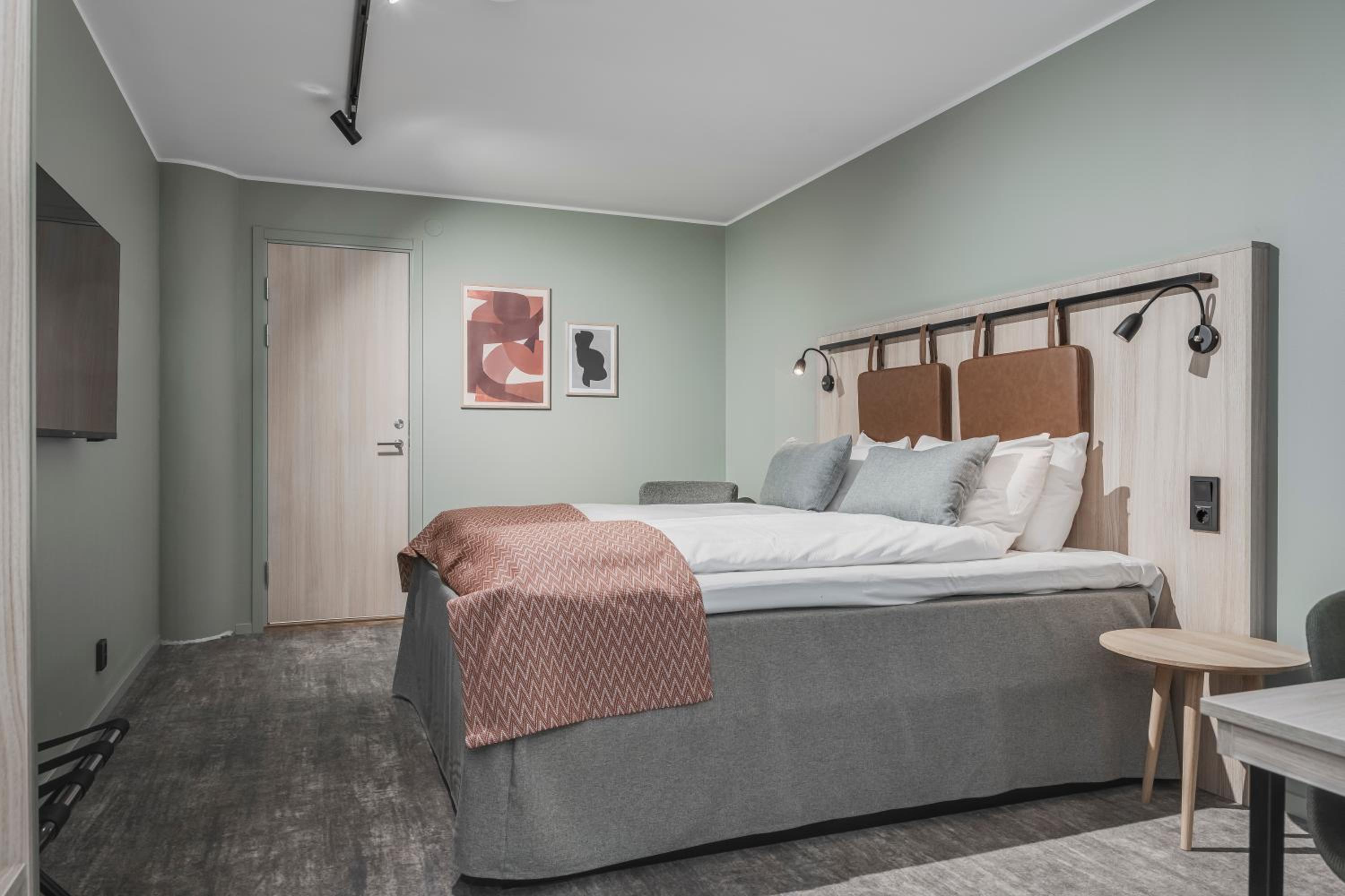 Standard, Queen Bed, No Window
