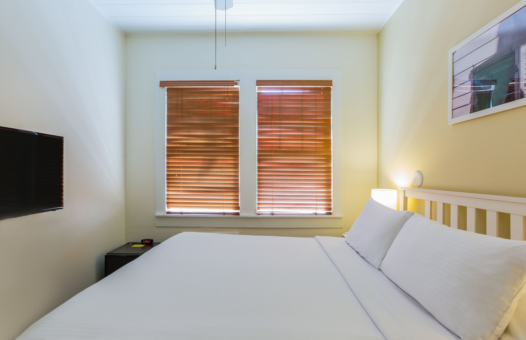 SOUTHERNMOST, QUEEN BED