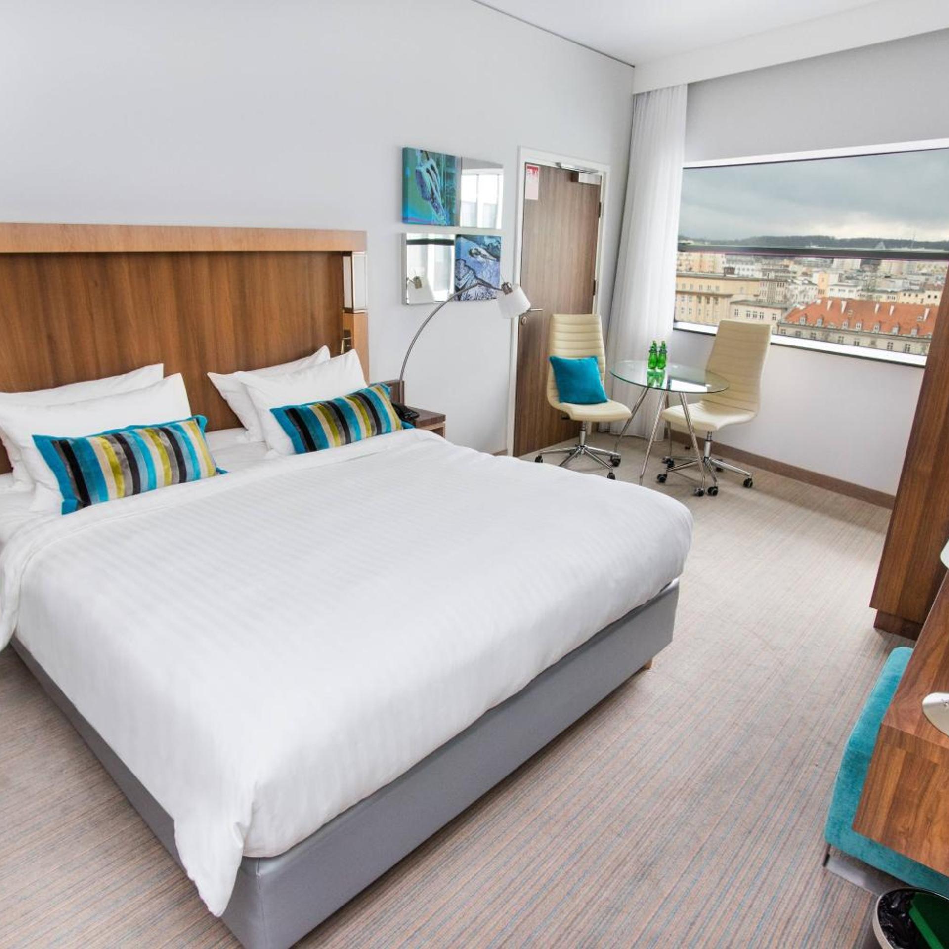 Guest Room, King Bed, Courtyard View