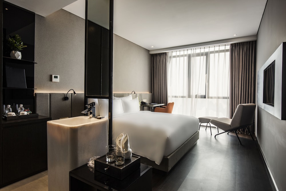 DELUXE, DOUBLE BED, PARTIAL SEA VIEW