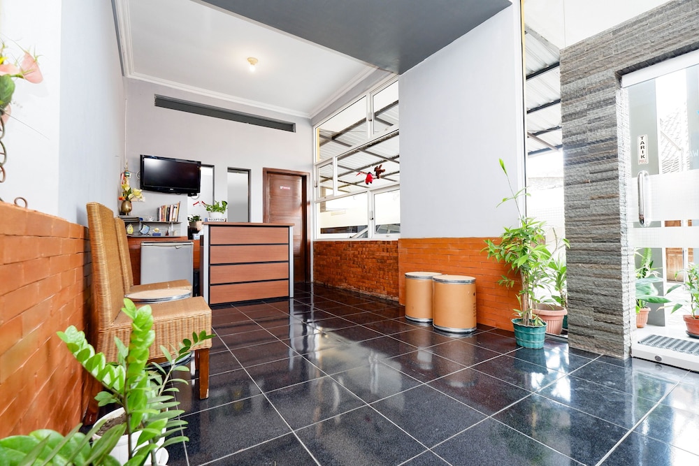 Lobby at Hotel SUPER OYO 2209 Solo Point Guest House Syariah, SURAKARTA