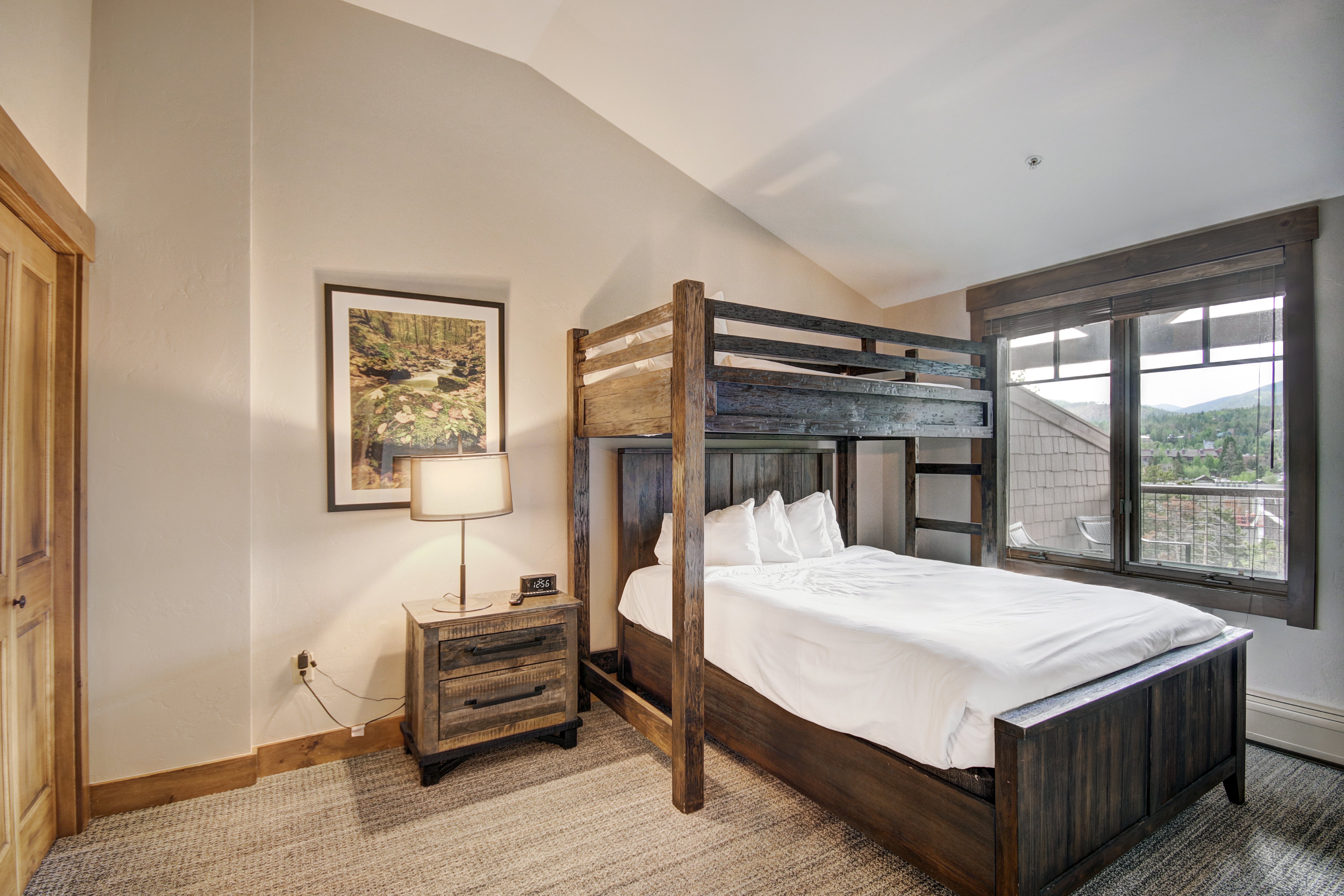 3 Bedrooms, Condominium