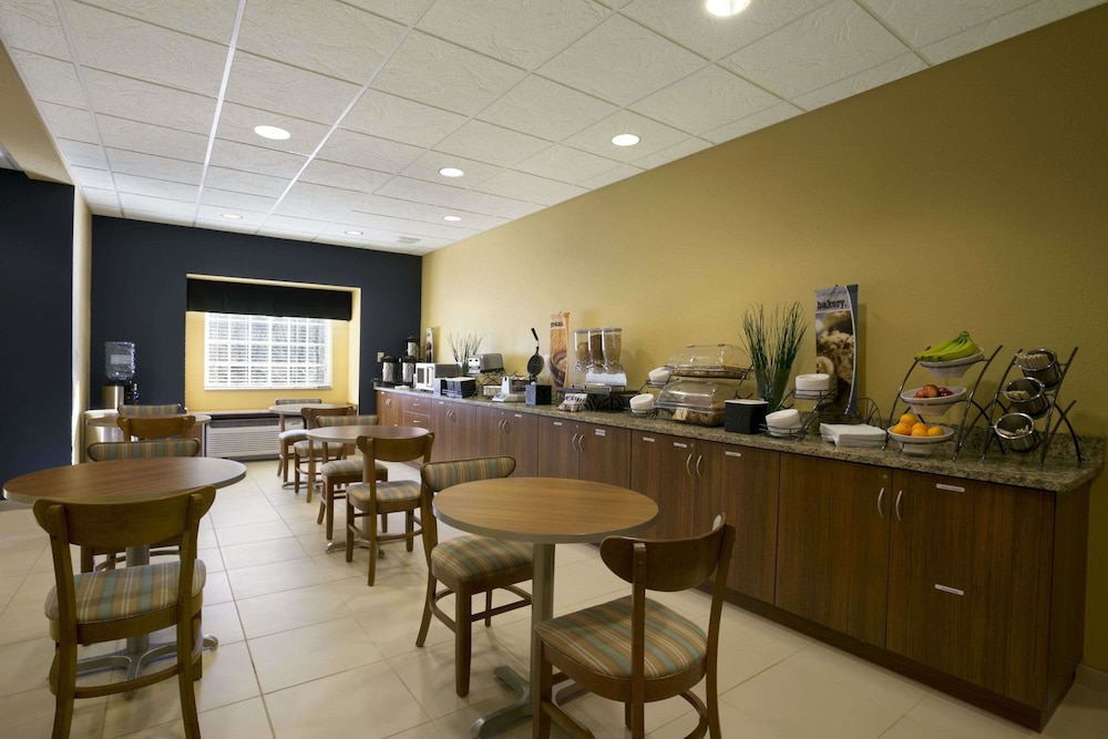 Quality Inn & Suites Washington PA 23/32