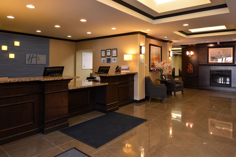 Holiday Inn Express Hotel And Suites Fairmont 9/64