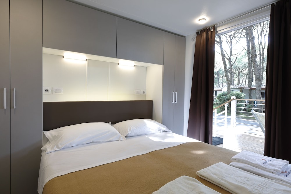 Grand, Mobile Home, Executive, 1 Queen and 3 Single Beds