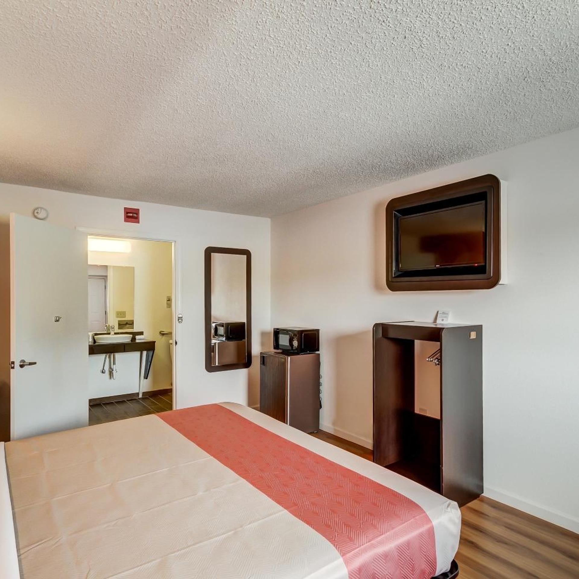 1 King Bed - Mob Acc RI Shwr Nsmk Micfridg 3/7