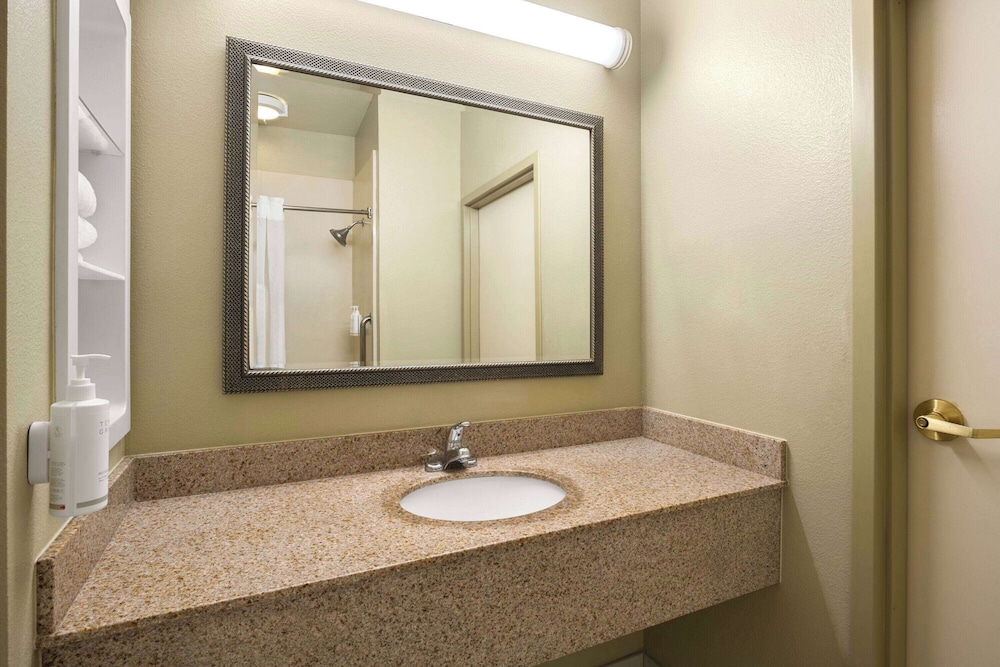 Hotel Marguerite Anaheim/Garden Grove, Trademark Collection 48/50