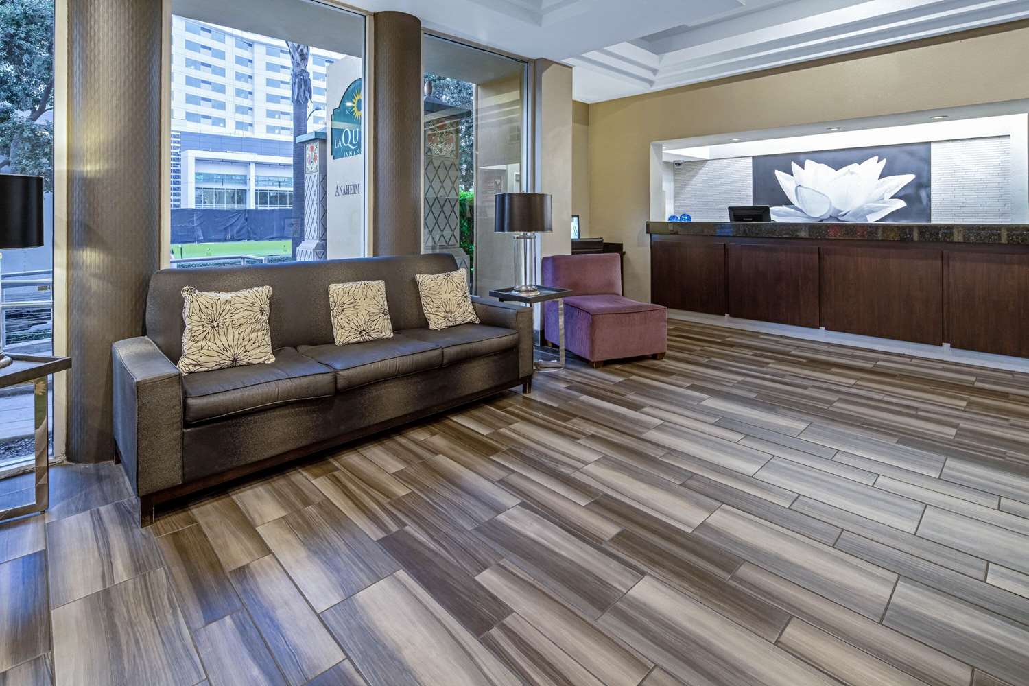 Holiday Inn Express & Suites Anaheim Convention Center Area 8/45