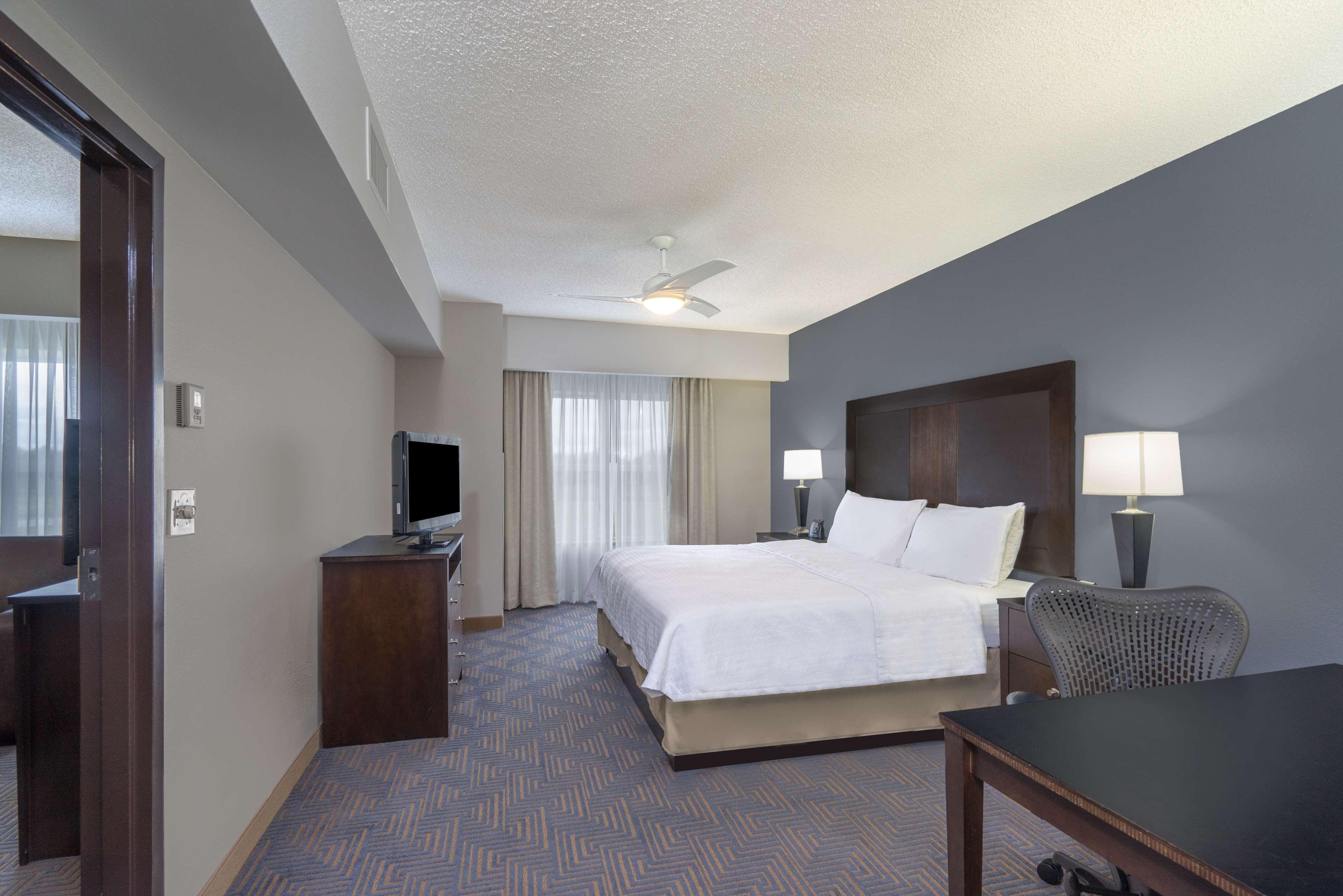2 Bedrooms, 1 King or 2 Queen Beds