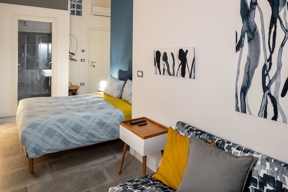 DELUXE, DOUBLE BED