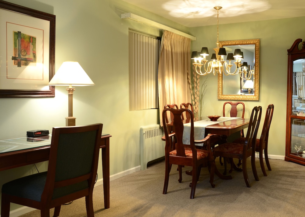 The Rosellen Suites At Stanley Park 64/74