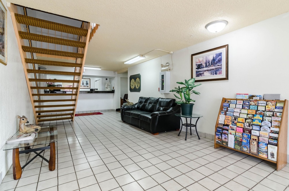 Econo Lodge Lexington, NE 32/44