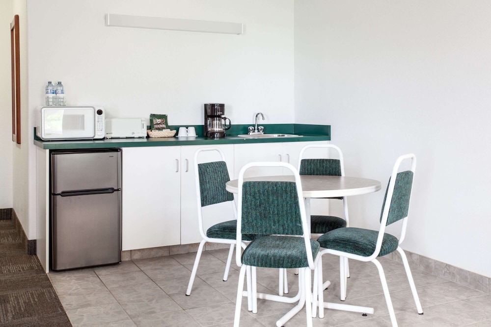 Super 8 By Wyndham Morden 10/13