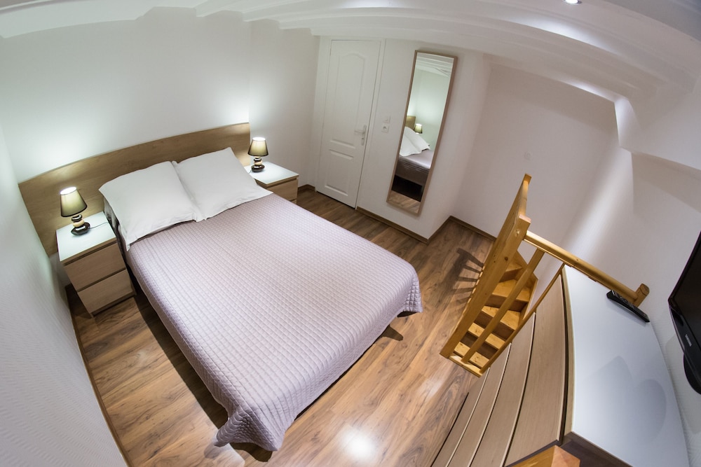 DUPLEX, STUDIO, KITCHENETTE