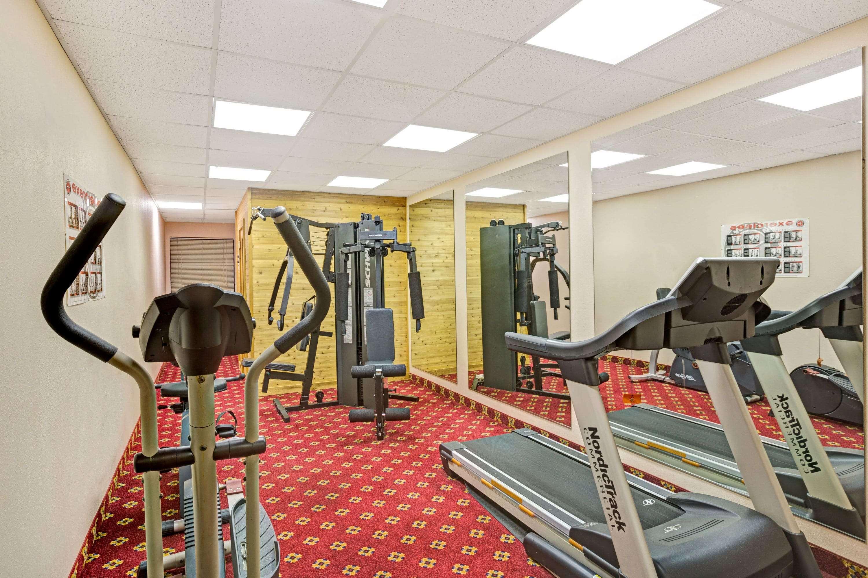 Days Inn & Suites by Wyndham Louisville SW 11/17
